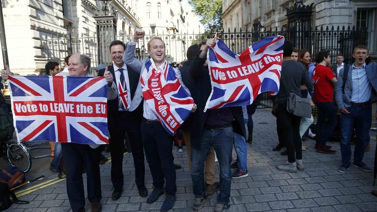 Partidarios de abandonar la UE celebran la victoria frente a Downing Street, en Londres