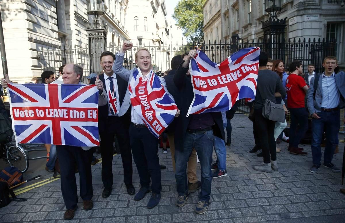 Partidarios de abandonar la UE celebran la victoria frente a Downing Street, en Londres.