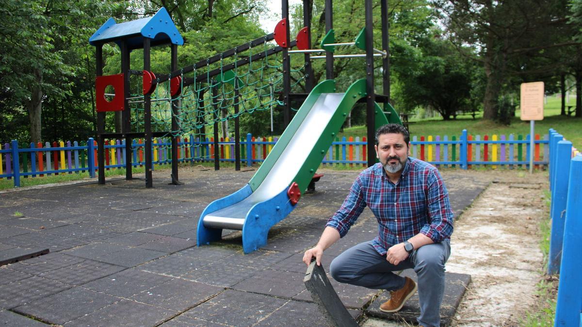 Fernando Hernández, concejal del PP, con un trozo de tartán despegado, en el parque de El Pedroso.