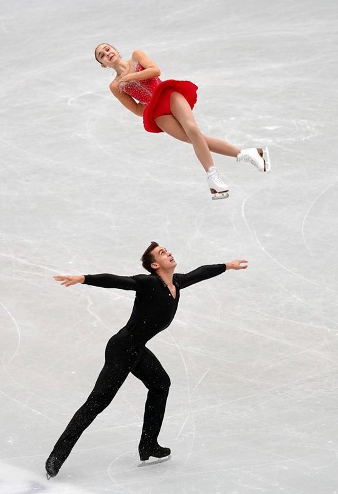 Hanna Abrazhevich (arriba) y Martin Bidar de República Checa se presentan en la competencia de programa corto en los Campeonatos Mundiales de Patinaje Artístico ISU 2019, en Saitama.