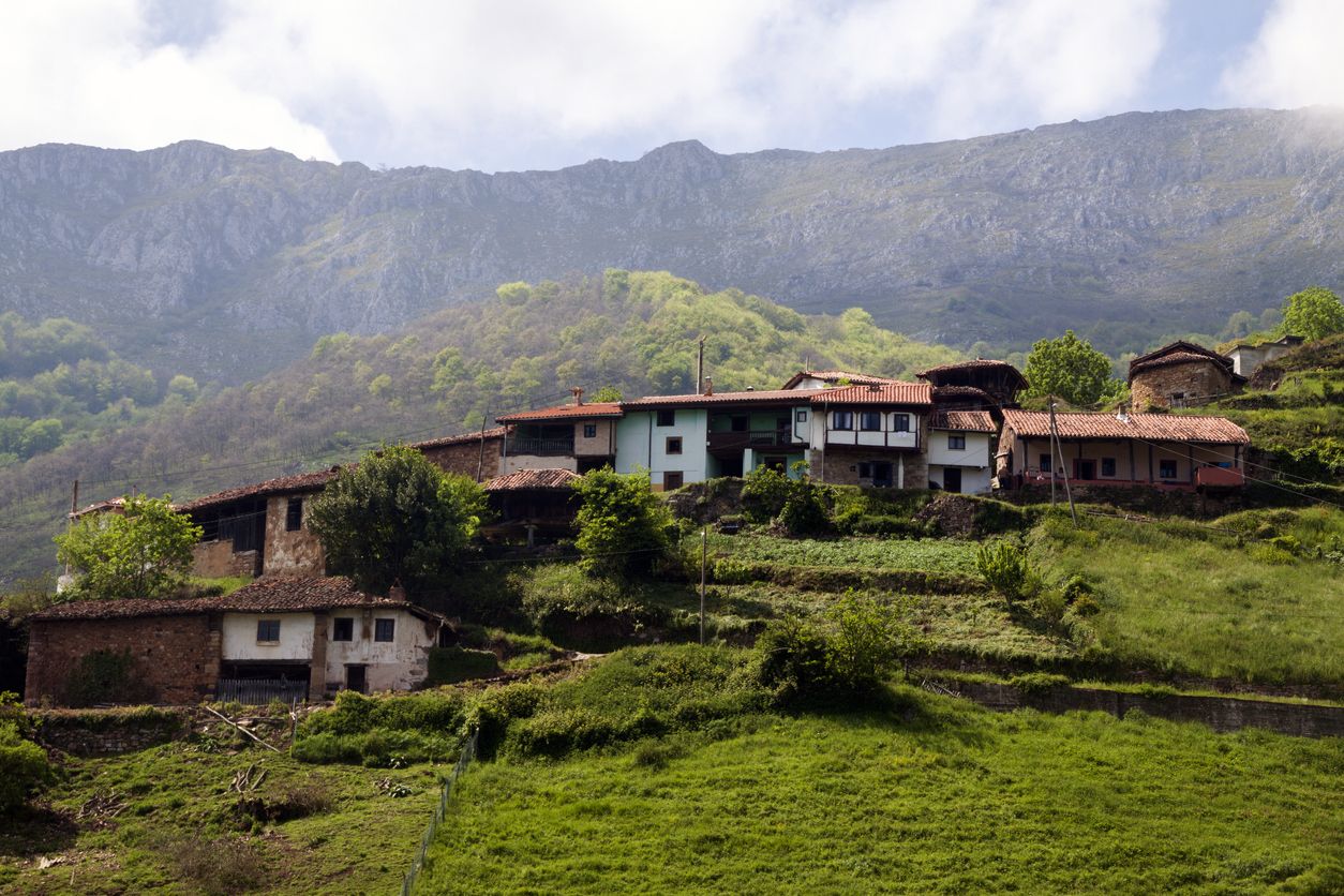 Vista del pueblo de Bandujo en Asturias