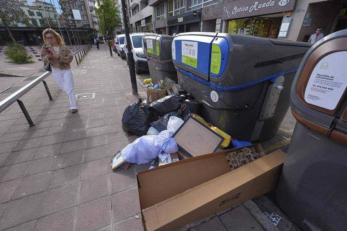 Les imatges dels efectes del tercer dia de la vaga d'escombriaires a Girona