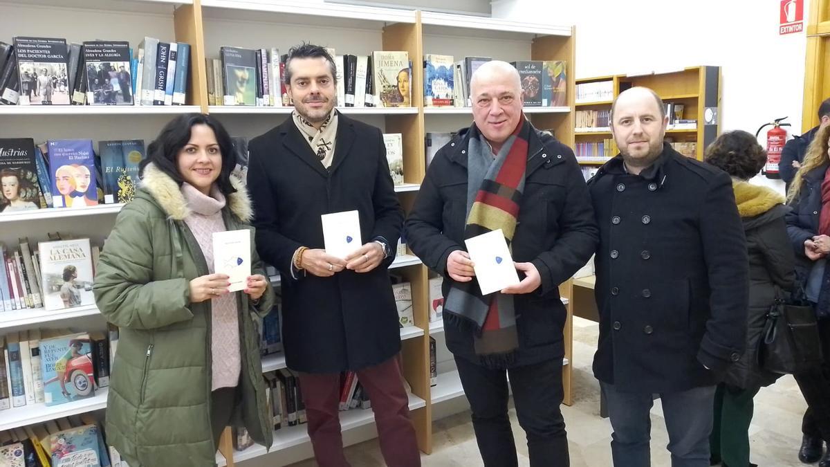 Ana Lazo, Joaquín Pérez Azaústre, Antonio Ruiz y Jacob Lorenzo, en la Biblioteca Municipal de Rute.