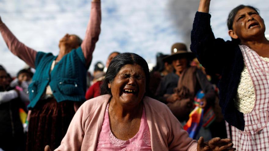 Varias mujeres se lamentan en el funeral de uno de los fallecidos.