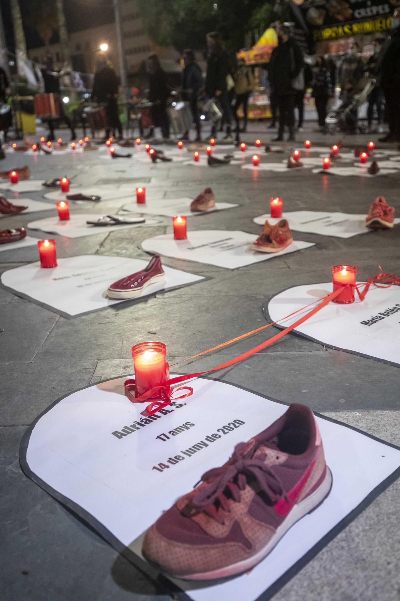 El movimiento feminista de Mallorca lee un manifiesto en la plaza de España de Palma por el 25N