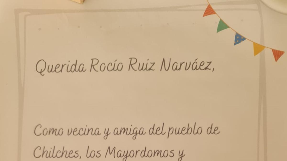 Detalle del nombramiento como pregonera a Rocío Ruiz.