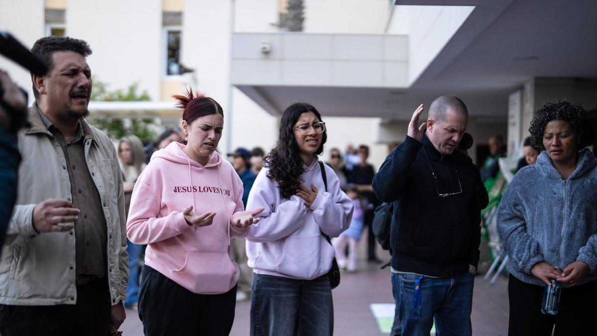 Concentració de persones cristianes i evangèliques davant de l’hospital Residencial Sant Camil; es reuneixen per denunciar l’eutanàsia de la Noelia, minuts abans que es practiqui. Sant Pere de Ribes, 26 de març de 2026