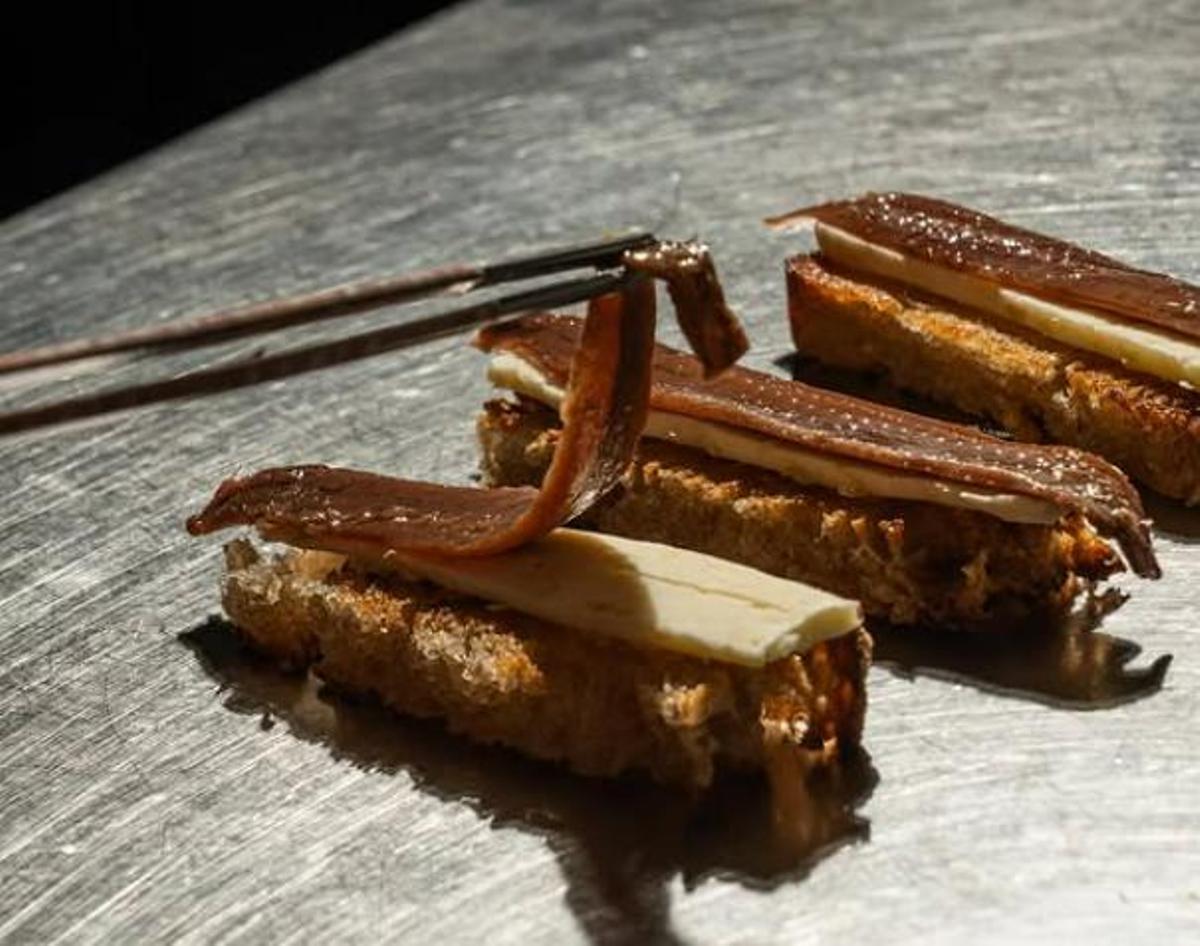 Top snack, anchoa de Santoña sobre mantequilla de limón en Trèsde.