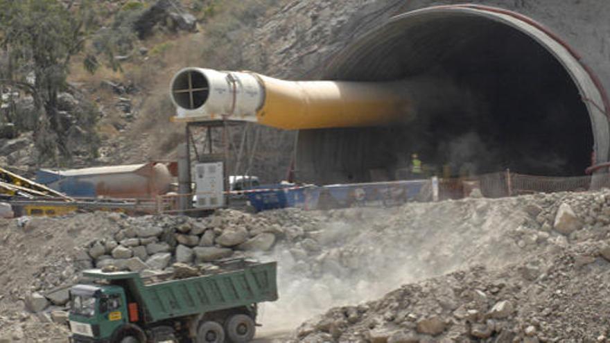 Construcción de un túnel en la prolongación de la autopista entre Puerto Rico y Mogán. i ANDRÉS CRUZ