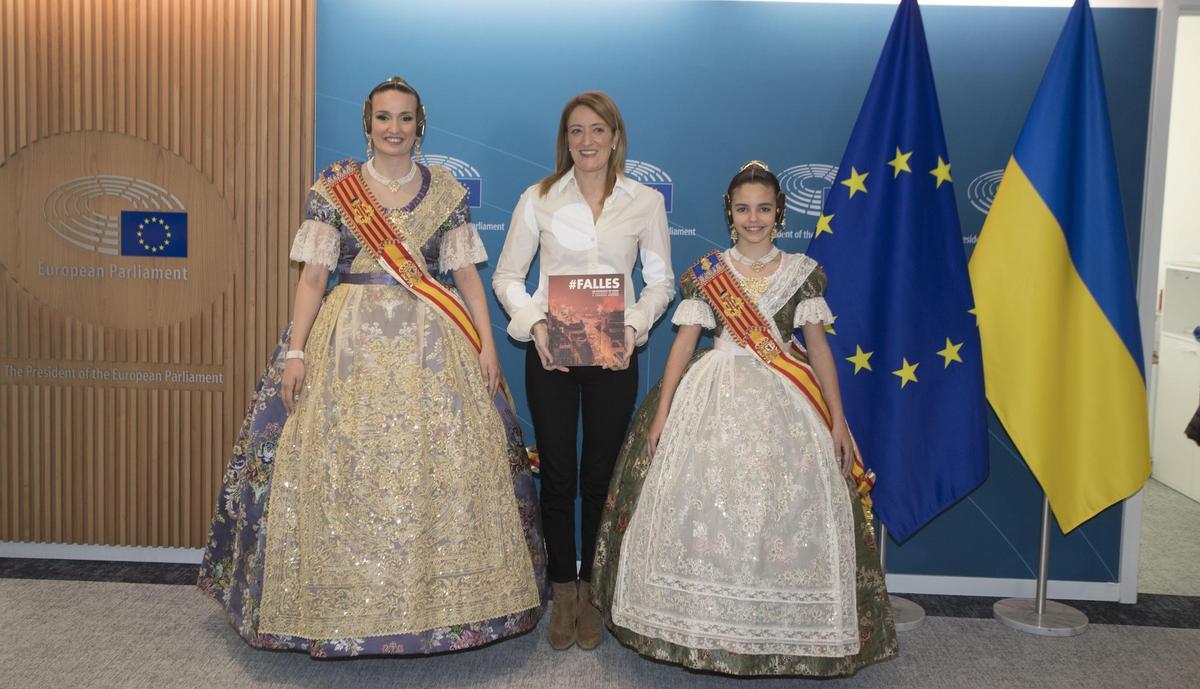 Las falleras mayores, con la presidenta del parlamento, Roberta Metsola