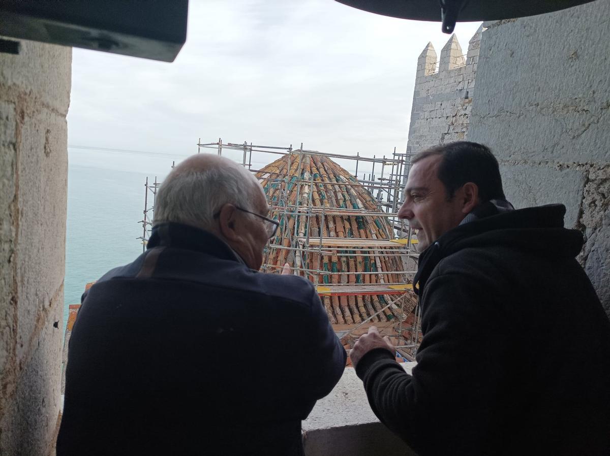 El párroco de la localidad, Ricardo Fígols, junto al alcalde, Andrés Martínez.