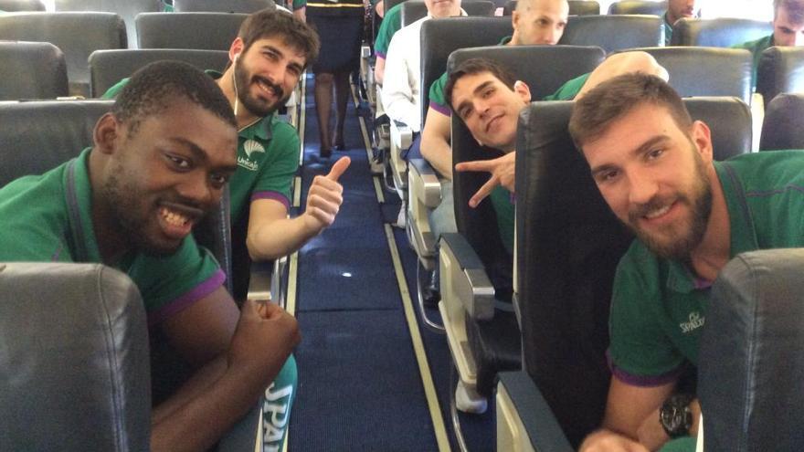 Musli, Viny, Suárez y Díez, en un vuelo chárter fletado esta temporada en Eurocup.