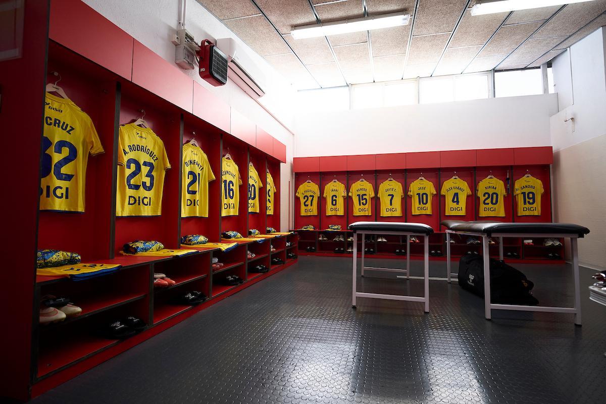 Foto del interior del vestuario de la UD en Montilivi.