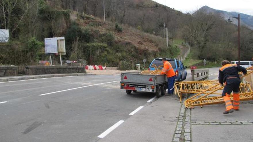 Unos operarios retiran las últimas vallas que impedían, hasta ayer, la circulación por la N-632.