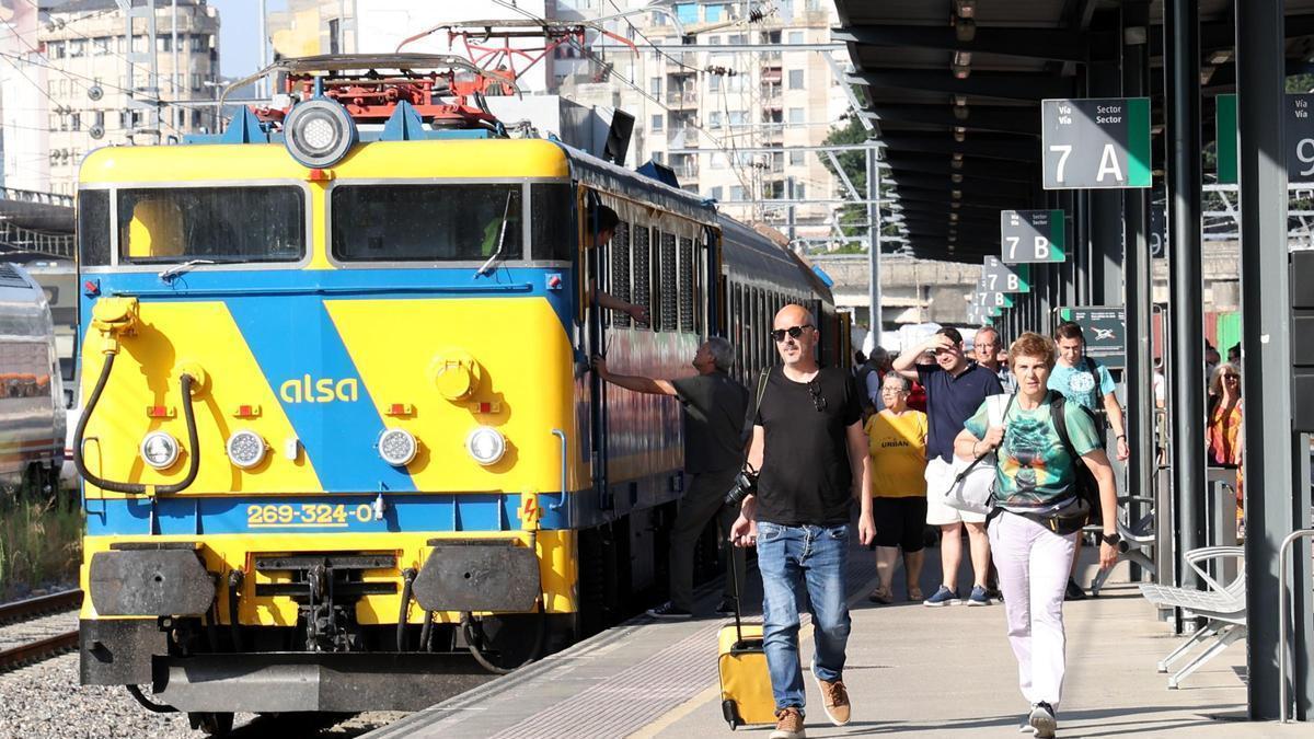 El Expreso Rías Baixas, uno de los trenes turísticos de Alsa, en un viaje a Vigo en julio de 2025