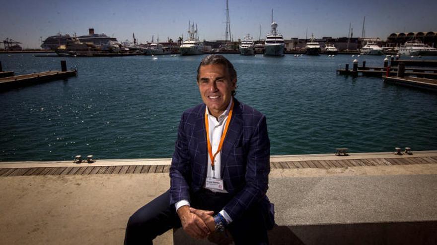 Sergio Scariolo posa para SUPER junto a la dársena del puerto de Valencia.