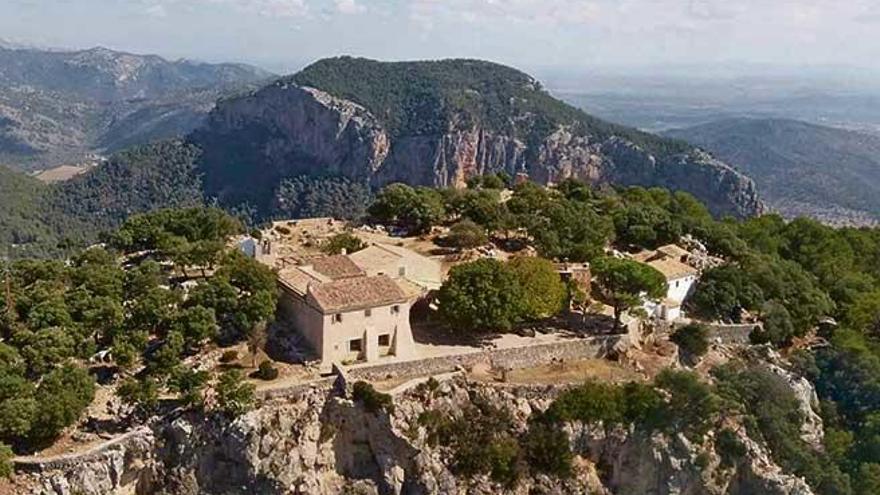 Imagen aérea de la hospedería que se encuentra en la cima del Puig de Alaró.