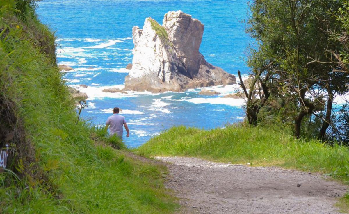De arriba abajo, la playa del Silencio, vista desde la bajada desde Castañeras; el camino de acceso; y bañistas disfrutando de la playa. | Ana Paz Paredes