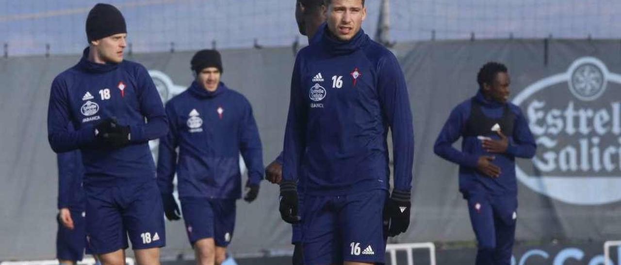 Mathias Jensen, a la izquierda con gorro, y Andrew Hjulsager (centro), durante un entrenamiento de la pasada temporada. // Ricardo Grobas