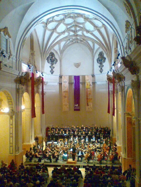 Interior de Santa María de Requena.