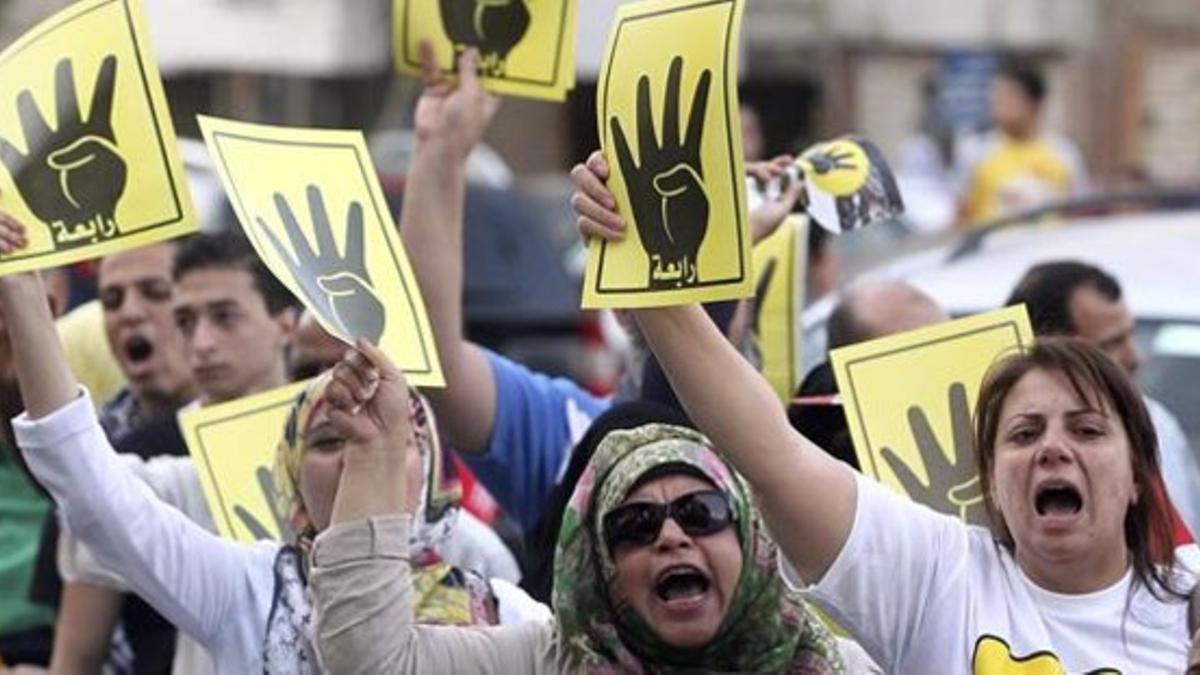 Un grupo de egipcios protestan en una manifestación a favor del depuesto presidente Mursi, el día 10 en El Cairo.