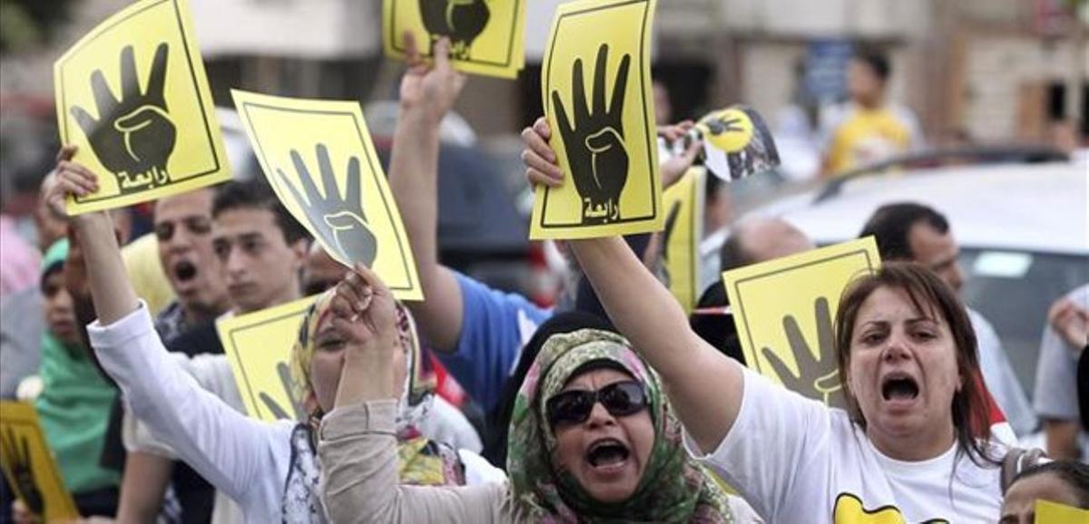 Un grup d’egipcis protesten en una manifestació a favor del deposat president Mursi, el dia 10 al Caire.