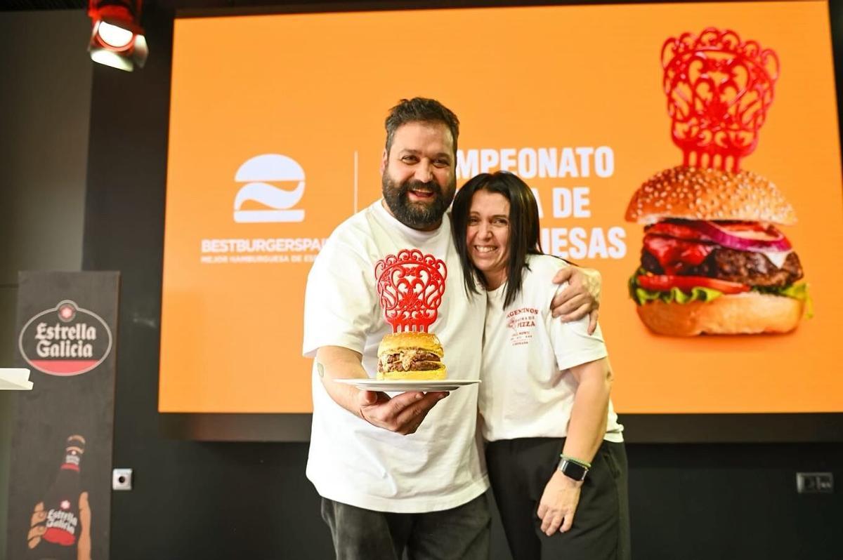 Los propietarios de Argentinos Burger, ganadores del concurso por su hamburguesa Old School 1980