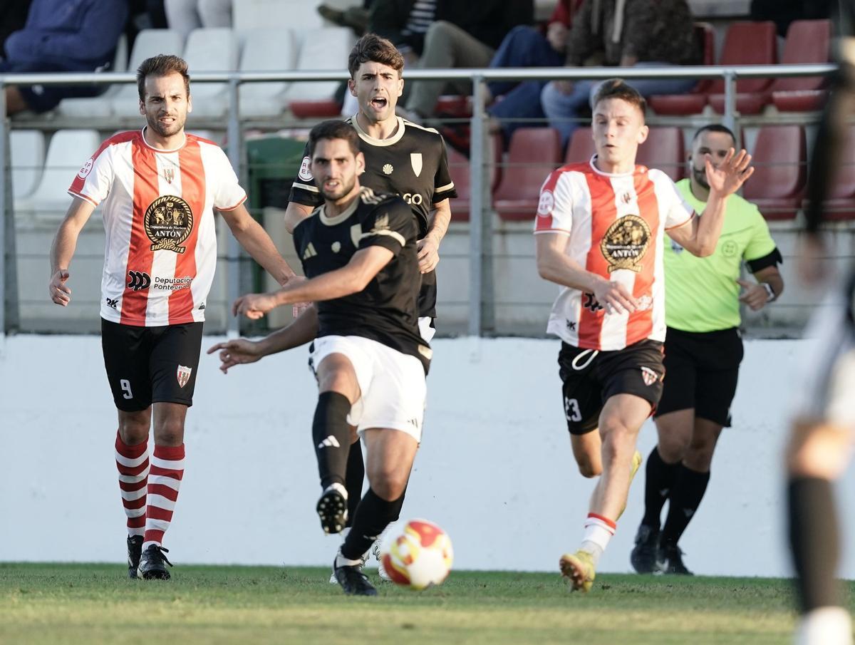 El ya exjugador del Compostela, Mateo Arellano, y Damián Noya, durante el encuentro de la primera vuelta contra el Céltiga.