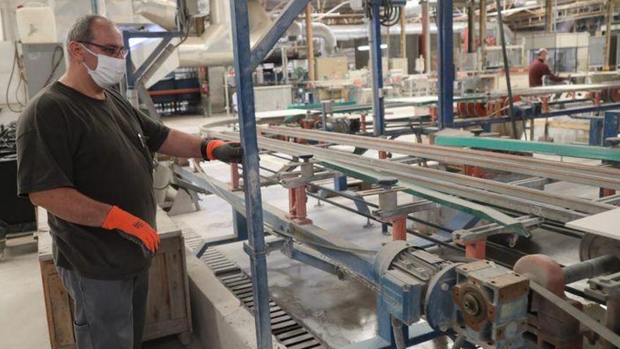 La fabricación de azulejos de Castellón reduce su caída con el 5,1%