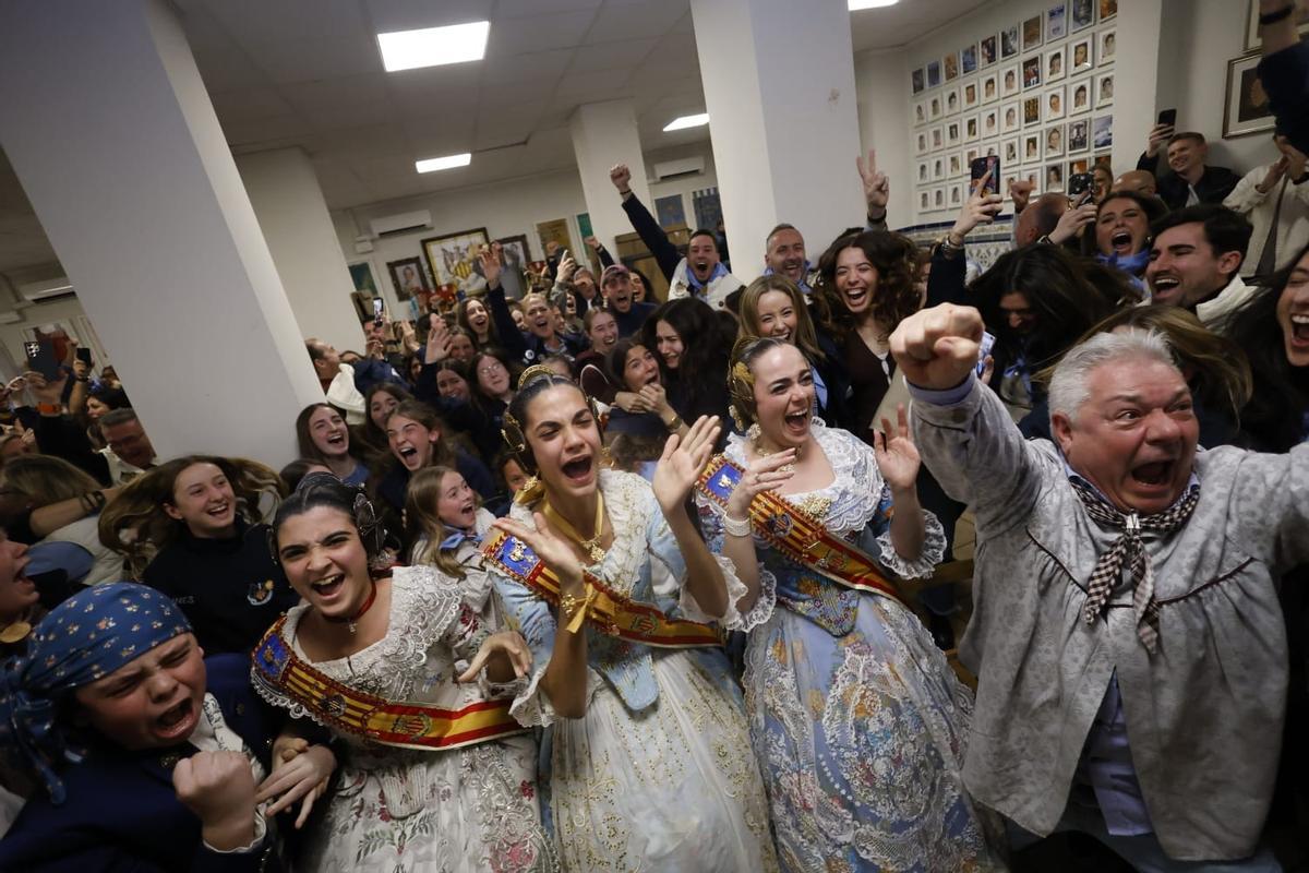 Celebración en el casal de Espartero al conocer el Primer Premio Infantil de Fallas 2026