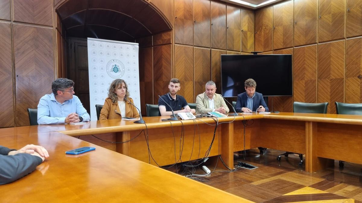 Miguel Gueimonde y Sonia Solares, directores del trabajo fin de máster de Juan Alfonso Linares; Néstor Bustelo, Luis Benito García, director de la cátedra y Jorge García, director de área de Transferencia y Cátedras de Empresa.
