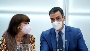 El secretario general del PSOE y presidente del Gobierno, Pedro Sánchez, conversa con la presidenta del partido, Cristina Narbona, durante la reunión de la ejecutiva federal del PSOE, este 18 de abril de 2022 en la sede de Ferraz.