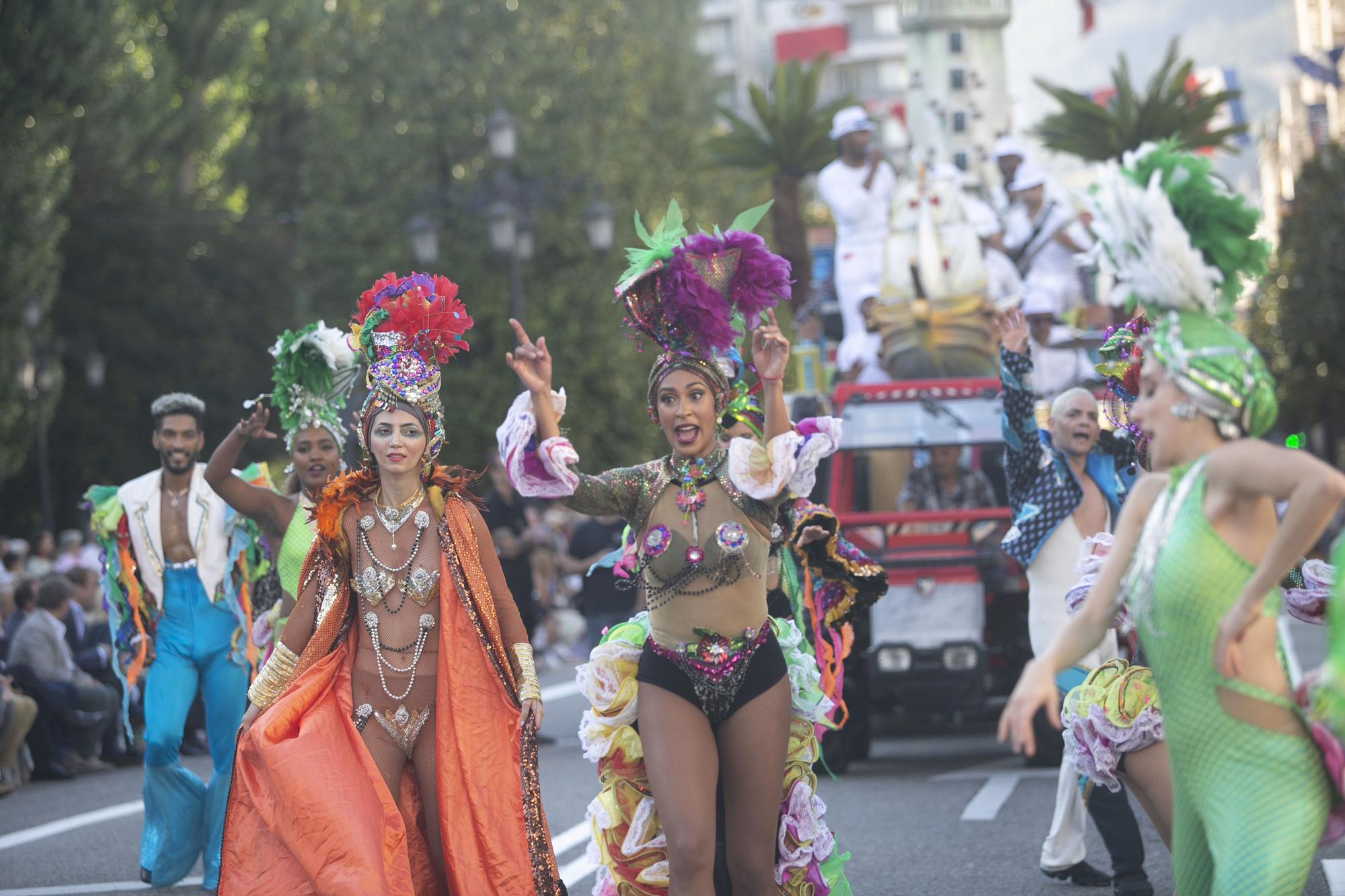 En Imágenes: El Desfile del Día de América llena las calles de Oviedo en una tarde veraniega