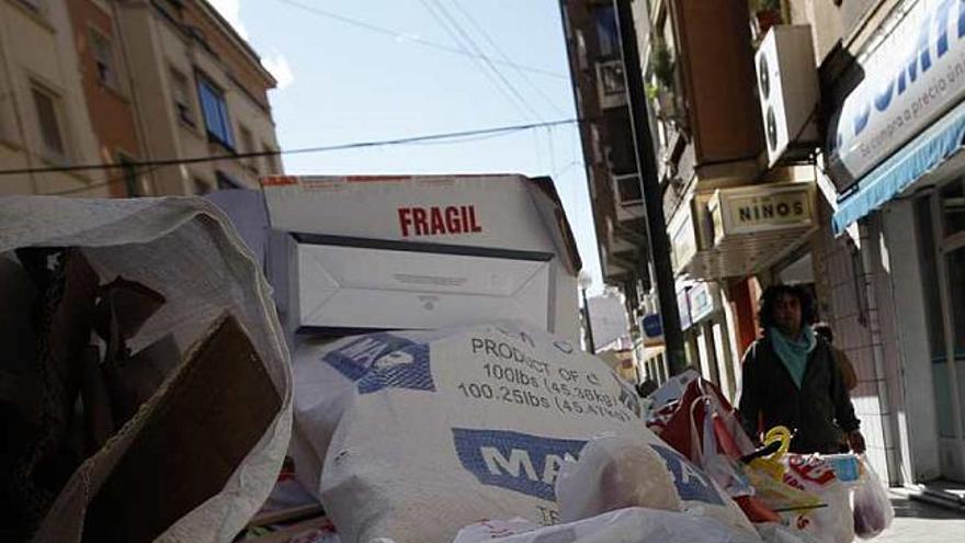 La basura desborda un contenedor en la calle de San Mateo; a la derecha, consecuencias del botellón en la zona del campo de golf de la Playa de San Juan