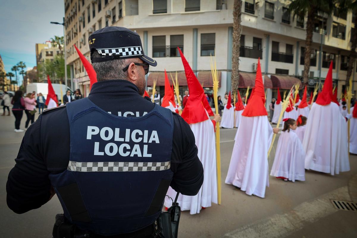Un agente de la Policía Local de Torrent controla uno de los actos de la Semana Santa.