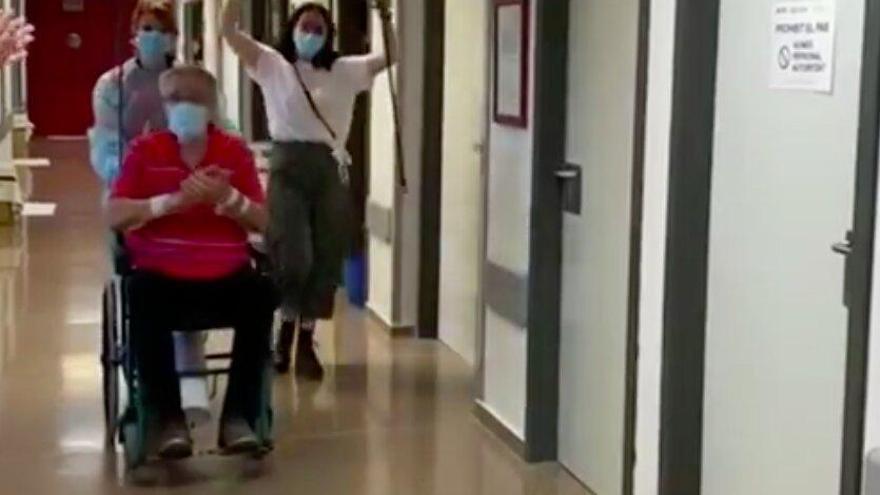 VÍDEO | Emotiva alta en el hospital de la Plana tras 54 días ingresado por coronavirus
