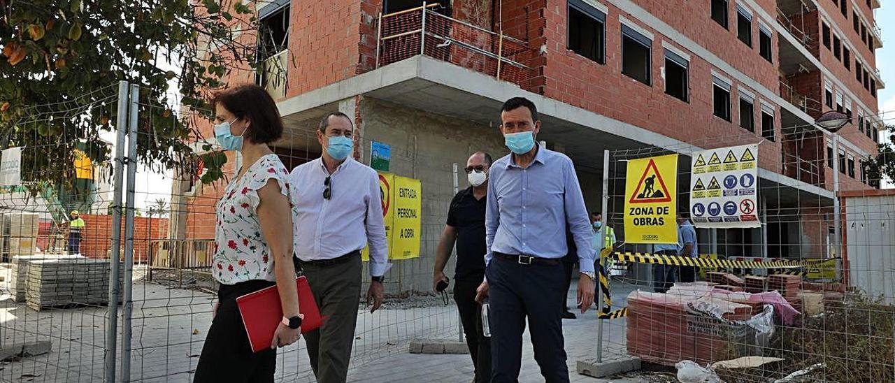 La visita del alcalde a las obras del tercer bloque de San Antón.