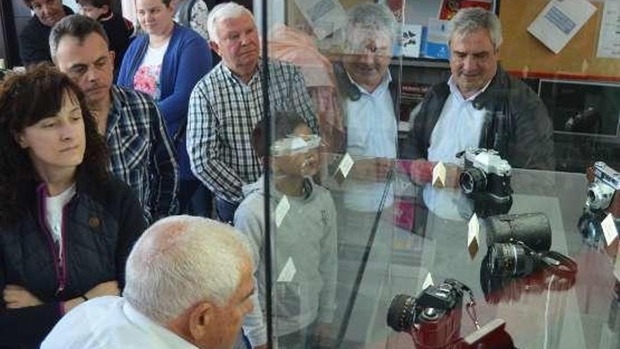 Carral inaugura la vitrina en recuerdo al fotógrafo José Gestal &#039;Cardoña&#039;