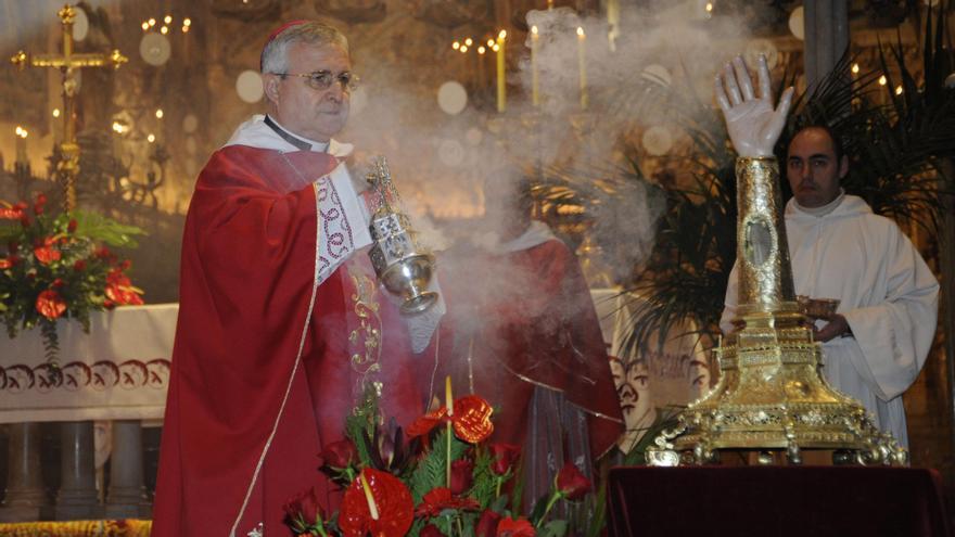 El obispo Jesús Murgui con la reliquia de Sant Sebastià en la Seu de Palma en 2010.