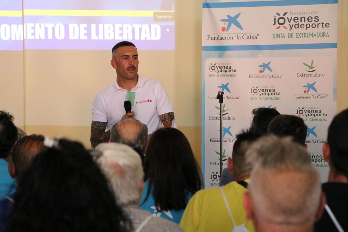 Intervención del ciclista Rubén Tanco ante los internos de Badajoz, dentro del programa ‘Tu Momento de Libertad’.