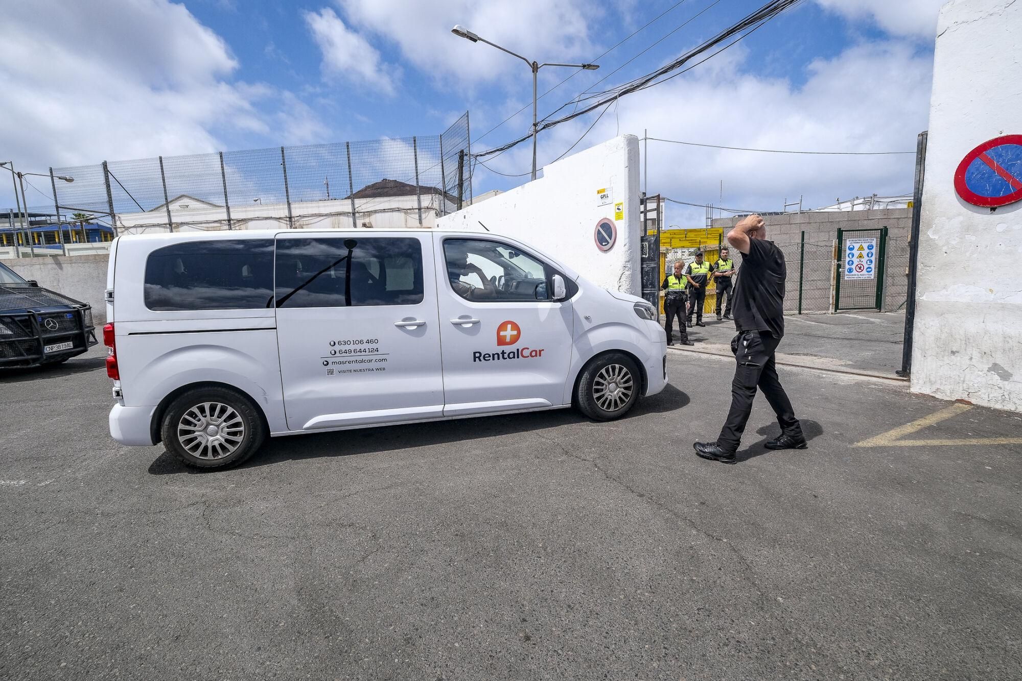 Traslado de menores migrantes asilados a las instalaciones del Canarias 50 en La Isleta