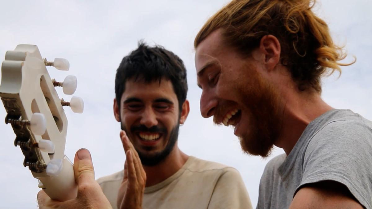 En Pere Tió i l'Aleix Badia gaudint mentre canten i toquen la guitarra