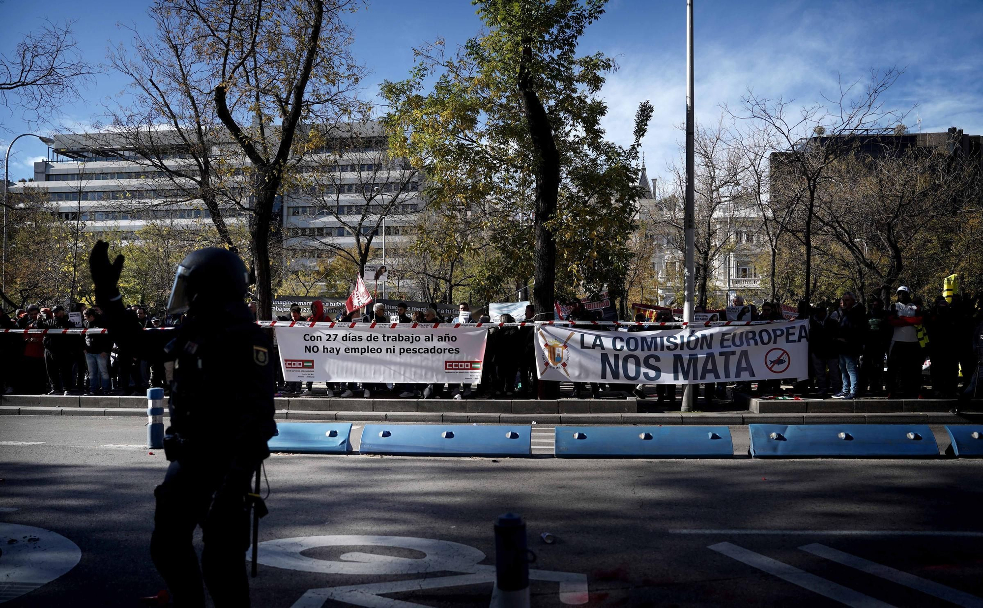 Concentración en Madrid de pescadores contra el recorte de días en el mar de Bruselas.