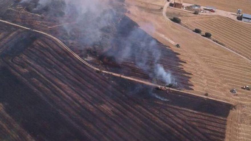 Un incendio quema 50 hectáreas de rastrojo agrícola, matorral y carrasca en el término municipal de Huesca