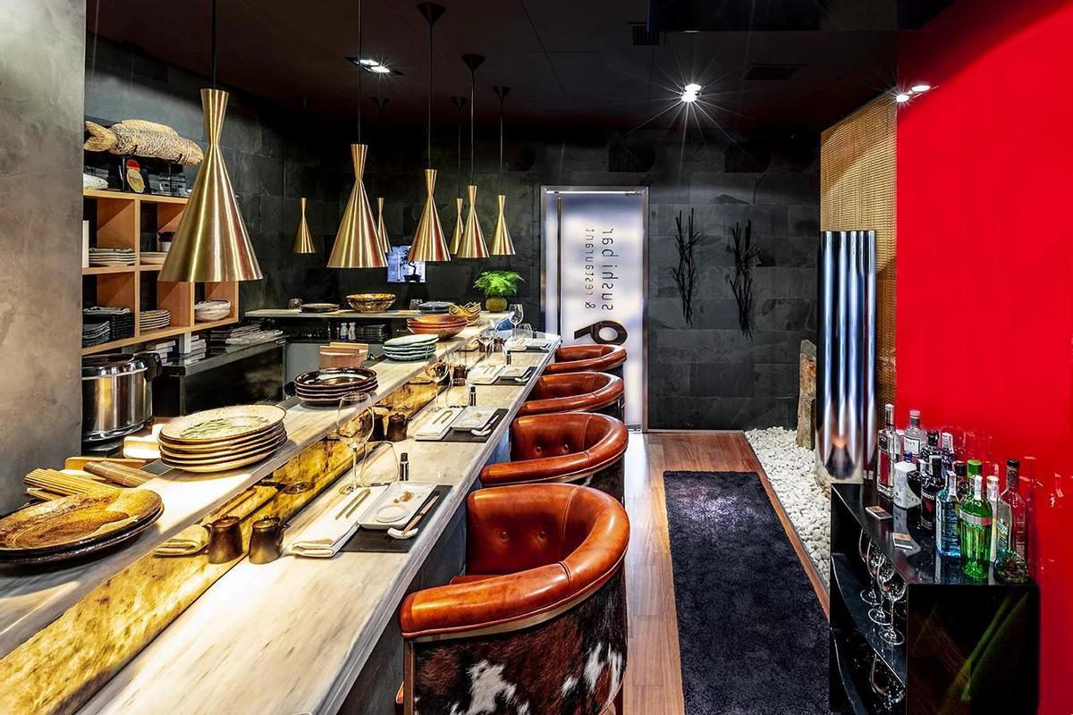 Se recomienda probar su delicado tartar de salmón o de carpaccio de toro con jengibre y tomate caramelizado