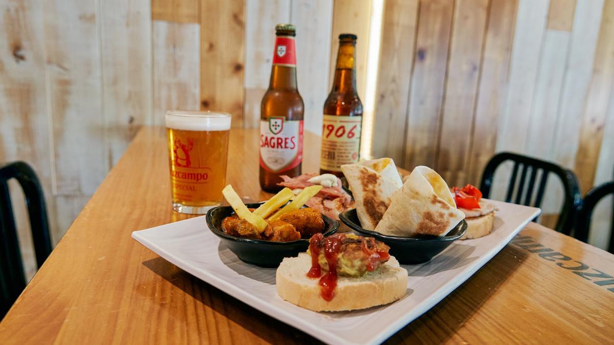 Cervezas y pinchos. Una de las exquisiteces del lugar.