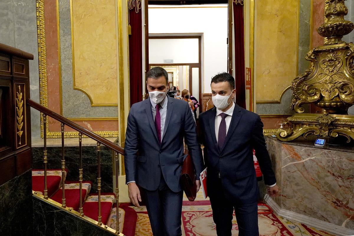 El presidente del Gobierno, Pedro Sánchez, y el portavoz socialista en el Congreso, Héctor Gómez.