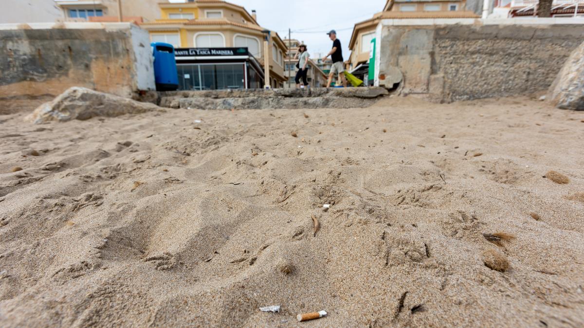 Los vecinos denuncian que el servicio de limpieza baldea la suciedad del paseo hacia la arena de la playa.