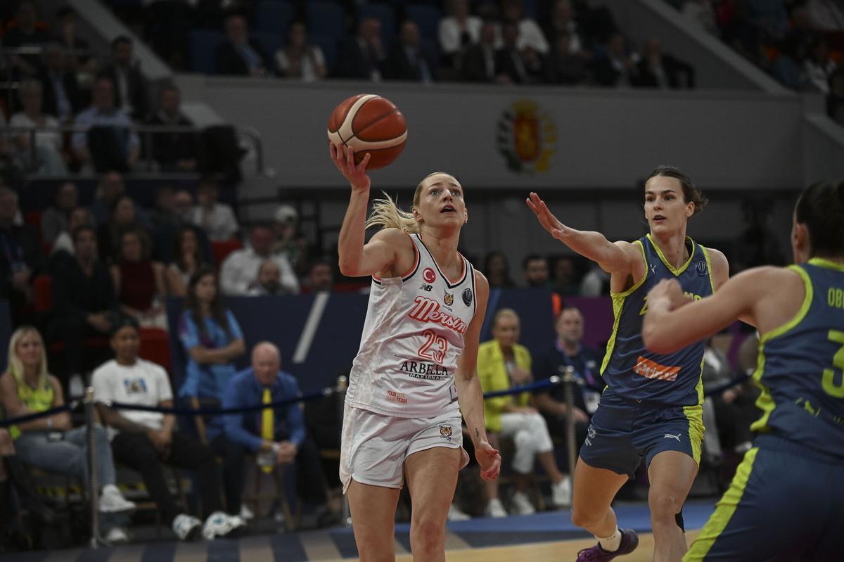 Una jugadora del Mersin intenta anotar a canasta en la final del año pasado en el Príncipe Felipe