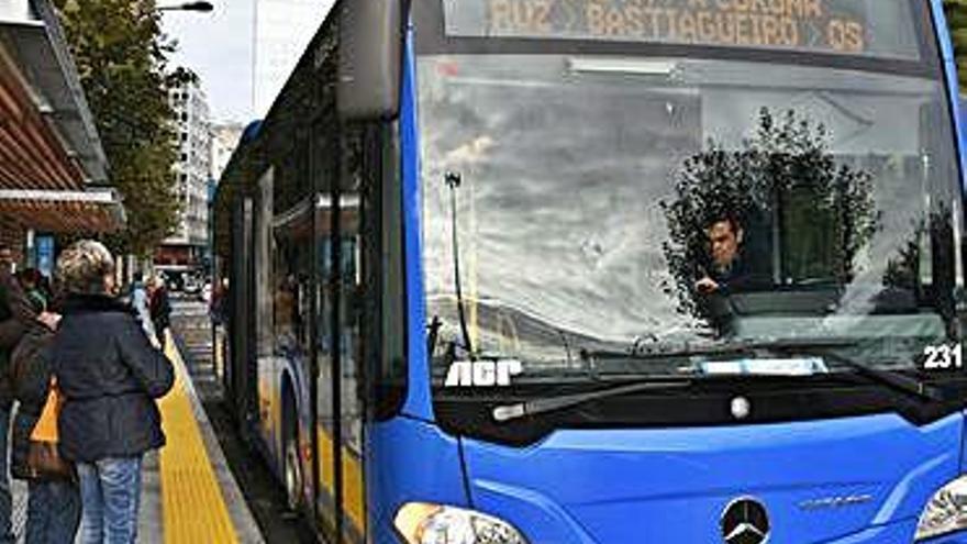 Un bus comarcal en Entrejardines.